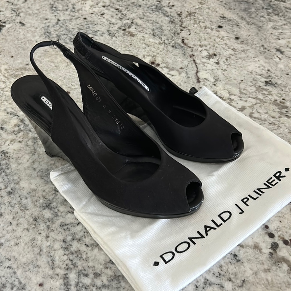 Donal Pliner size 8 blk 4 inch height wedge slingback